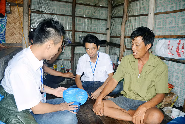 Cán bộ Trung tâm Bảo tồn Vịnh Bái Tử Long tổ chức tuyên truyền về các giá trị Vịnh Bái Tử Long cho ngư dân xã Bản Sen.
