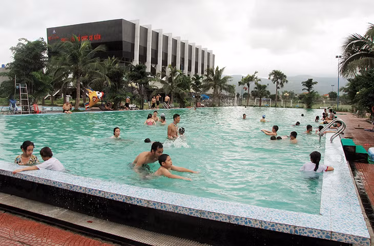 Lớp học bơi ngày hè tại bể bơi Khu đô thị Tân Việt Bắc, phường Mạo Khê (TX Đông Triều).