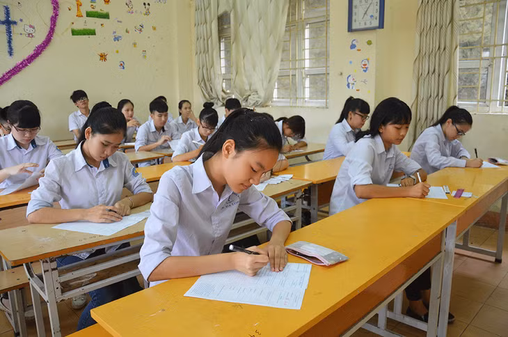 Thí sinh tại Hội đồng thi THPT Hòn Gai chuẩn bị giờ thi môn ngữ văn.