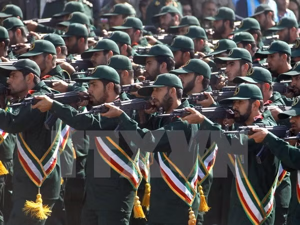 Lực lượng Vệ binh Cách mạng Hồi giáo Iran (IRGC) tại một buổi lễ diễu binh. (Nguồn: AFP/TTXVN)