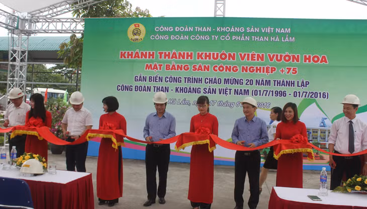 Các đại biểu cắt băng khánh thành công trình.