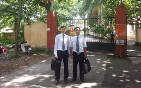 Luật sư Ngô Ngọc Trai (trái) và luật sư Quách Thành Lực trước cổng Trại giam Kế, công an tỉnh Bắc Giang sáng 19/6 (ảnh: FB luật sư Ngô Ngọc Trai).