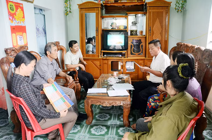 Chủ tịch HND phường Phương Nam (TP Uông Bí) tuyên truyền các quy định về ATTP cho các xã viên HTX Vải chín sớm Phương Nam.