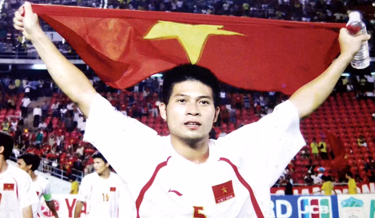 Cầu thủ Nguyễn Minh Châu trong trận chung kết với Thái Lan tại sân vận động Mỹ Đình, giúp đội tuyển Việt Nam vô địch AFF CUP 2008. (Ảnh tư liệu của gia đình)