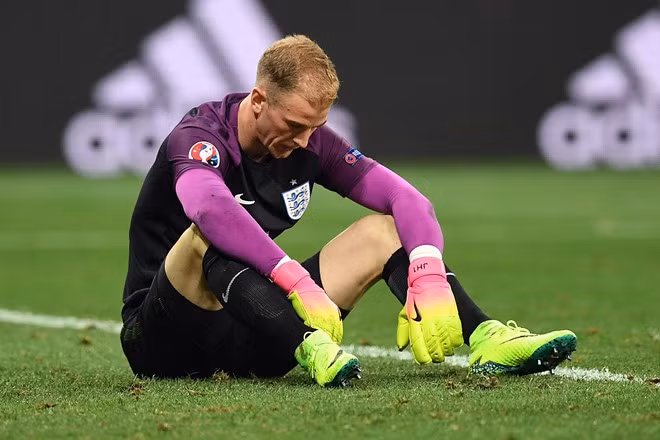 Màn trình diễn của Joe Hart trong màu áo tuyển Anh sẽ khiến chỗ đứng ở Man City lâm nguy.