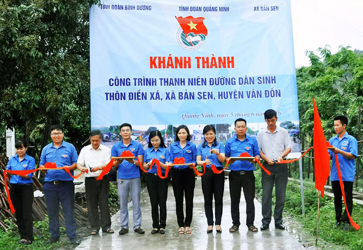 Công trình đường dân sinh thôn Điền Xá, xã Bản Sen, huyện Vân Đồn do Đoàn TN xã Bản Sen thi công đã hoàn thành, đưa vào sử dụng từ tháng 6-2016. Ảnh: Bá Trinh (CTV)