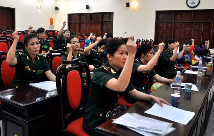 Các đại biểu tham dự biểu quyết bầu BCH Hội phụ nữ BĐBP tỉnh, nhiệm kỳ 2016-2021 