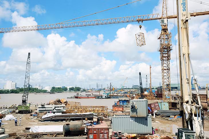 Các nhà thầu đang phát động thi đua đẩy nhanh tiến độ thi công cầu Bạch Đằng, đảm bảo hoàn thành đưa vào sử dụng trước ngày 30-6-2017.