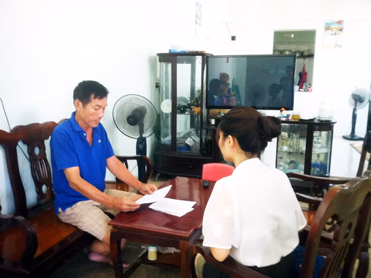 Ông Đỗ Hữu Vinh, đại diện 3 hộ dân ở tổ 3, khu 2, phường Yết Kiêu (TP Hạ Long) trao đổi với phóng viên Báo Quảng Ninh.