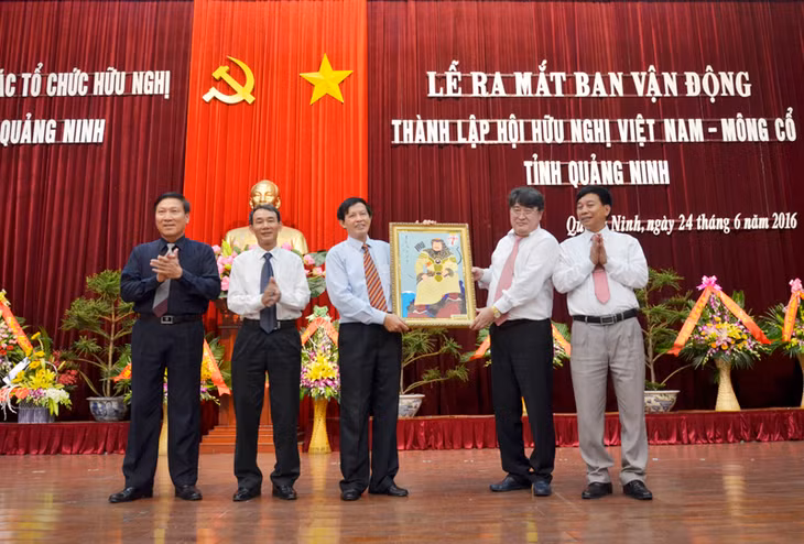 Ngài Dorj Enkhbat, Đại sứ đặc mệnh toàn quyền nước Mông Cổ tại Việt Nam tặng quà lưu niệm chúc mừng Ban vận động thành lập Hội hữu nghị Việt Nam - Mông Cổ tỉnh Quảng Ninh