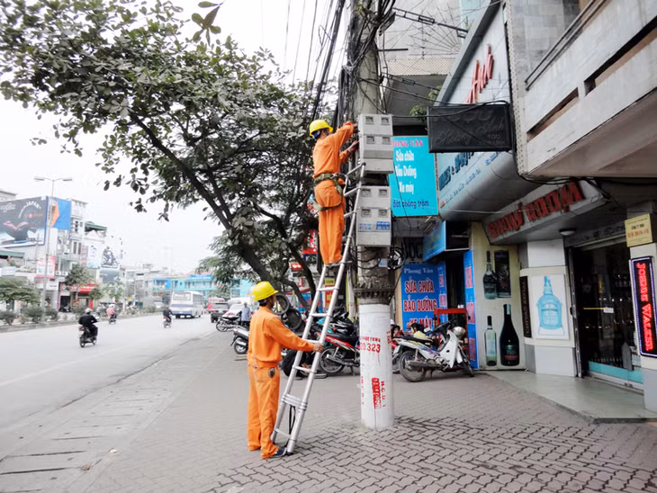 Công nhân Điện lực Quảng Ninh kiểm tra định kỳ đồng hồ đo điện tại phố Kênh Liêm (TP Hạ Long).