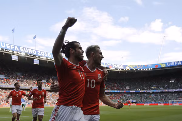 Gareth Bale và Aaron Ramsey cùng nhau tạo ra bàn mở tỷ số. Ảnh: Reuters.