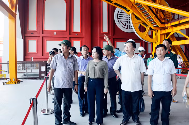 Đồng chí Vũ Thị Thu Thuỷ kiểm tra tại khu vực nhà ga cáp treo Nữ hoàng