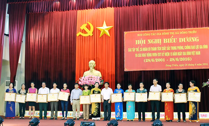 Lãnh đạo TX Đông Triều trao giấy khen của UBND thị xã cho các tập thể, cá nhân có thành tích xuất sắc trong phòng chống bạo lực gia đình năm 2015, nhân kỷ niệm 15 năm Ngày Gia đình Việt Nam. Ảnh: Đinh Yến (Đài Đông Triều)