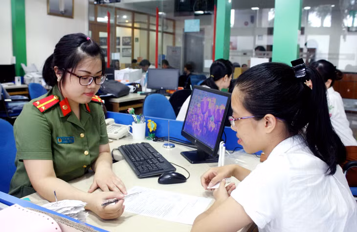 Cán bộ công an tiếp công dân đến giải quyết thủ tục hành chính tại Trung tâm Hành chính công tỉnh.