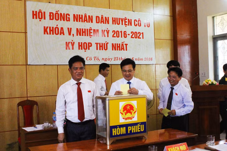 Các đại biểu bỏ phiếu bầu các chức danh HĐND, UBND huyện khóa V.