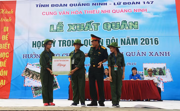 Lãnh đạo Bộ Chỉ huy Quân sự tỉnh tặng quà cho các học viên