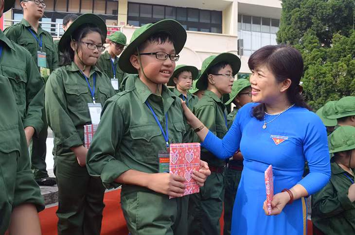 Lãnh đạo Tỉnh Đoàn tặng quà cho các 