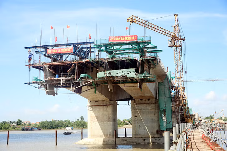 Thi công đúc hẫng cầu sông Chanh.