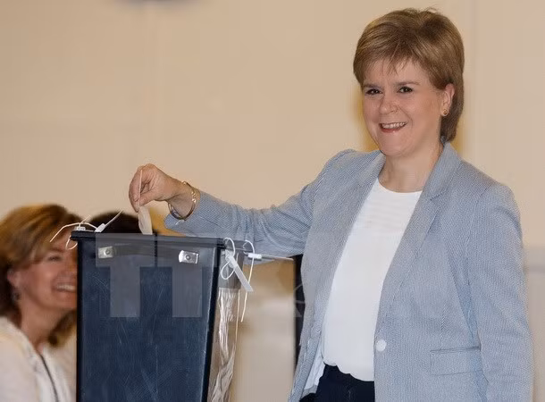 Thủ hiến Scotland đồng thời là Lãnh đạo Đảng Dân tộc Scotland (SNP) Nicola Sturgeon bỏ phiếu trưng cầu ý dân ở đông Glasgow, ngày 23/6. (Nguồn: AFP/TTXVN)