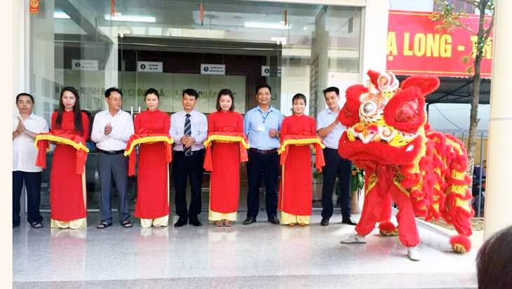 UBND phường Hồng Hà (TP Hạ Long) tổ chức khai trương Bộ phận tiếp nhận và trả kết quả hiện đại. Ảnh: Đức Minh (CTV)