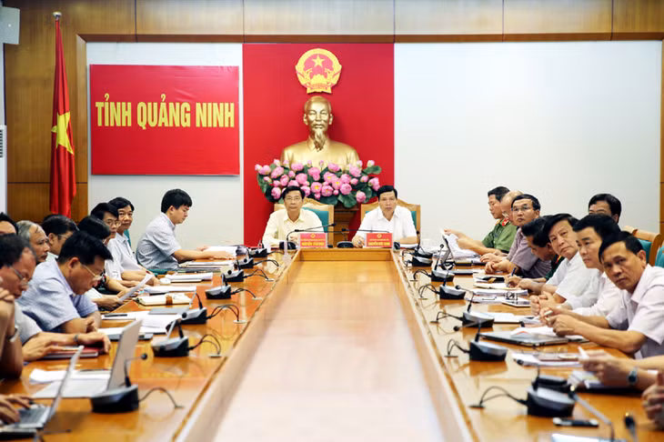 Tỉnh Quảng Ninh tham dự hội nghị trực tuyến Chính phủ dưới sự chủ trì của đồng chí Bí thư Tỉnh ủy Nguyễn Văn Đọc và Chủ tịch UBND tỉnh Nguyễn Đức Long.