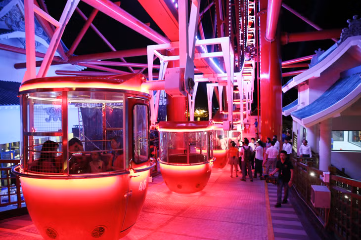 Đại biểu dự lễ khai trương tham quan vòng quay mặt trời