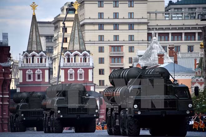 Hệ thống tên lửa phòng không S-400 của Nga trong lễ tổng duyệt duyệt binh diễu hành mừng 71 năm Ngày Chiến thắng tại Quảng trường Đỏ ở thủ đô Moskva ngày 7/5 vừa qua. (Ảnh: AFP/TTXVN)