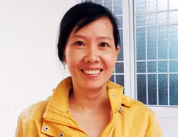 Chị Mai cười tươi sau khi được tòa tuyên thắng kiện. Ảnh: Phúc Hưng