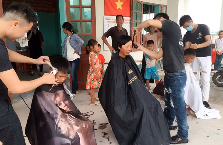 Thanh niên tình nguyện cắt tóc miễn phí cho trẻ em trên địa bàn