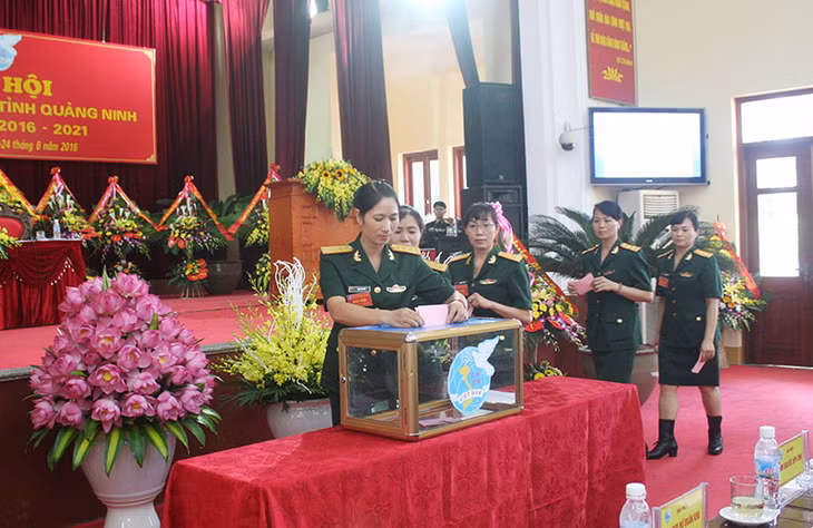 Bỏ phiếu bầu Ban Chấp hành Hội Phụ nữ Bộ CHQS tỉnh nhiệm kỳ 2016-2021.