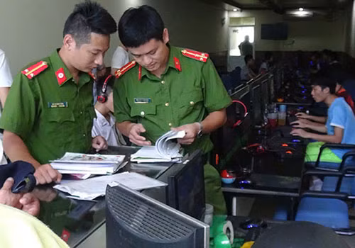 Khám xét tại một nhánh của đường dây cá độ 7.600 tỷ đồng.