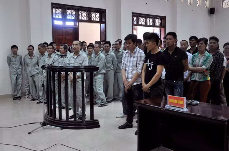 Các đối tượng liên quan đến vụ án trước vành móng ngựa