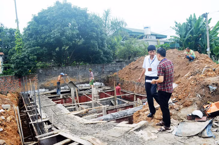 Cán bộ địa chính phường Quang Trung kiểm tra công trình xây dựng của bà Lê Thị Hương, tổ 27, khu 8, phường Quang Trung (TP Uông Bí).