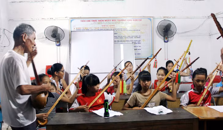 Ông Lương Thiêm Phú, Chủ nhiệm CLB Then xã Tình Húc hướng dẫn học viên cách gảy đàn tính.