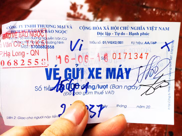 Nhân viên trông giữ xe của Công ty TNHH TM&DV Bảo vệ Bảo Ngọc tại Bệnh viện Đa khoa tỉnh đã cố tình ghi đè biển số xe lên số tiền thu phí nhằm thu lợi bất chính. (Ảnh chụp ngày 16-6-2016)