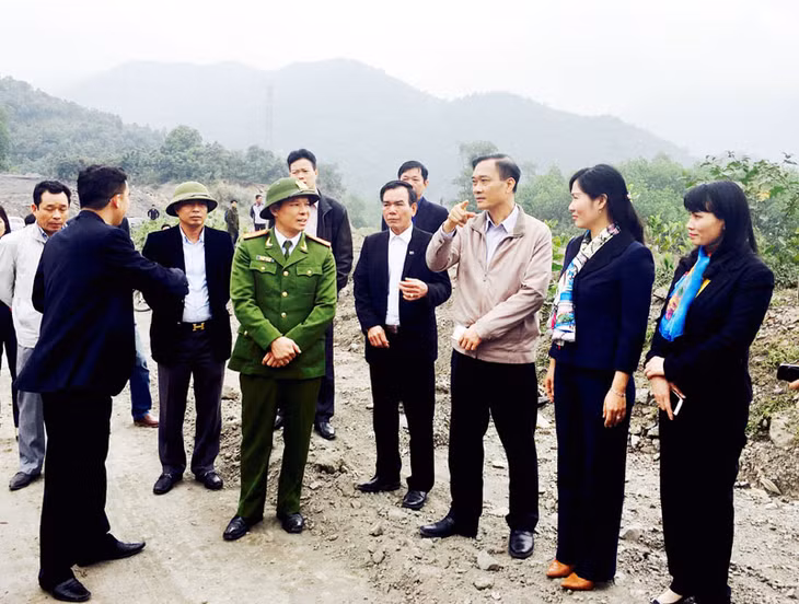 Đồng chí Vũ Hồng Thanh, Ủy viên T.Ư Đảng, Phó Bí thư Tỉnh ủy, kiểm tra việc triển khai Nghị quyết số 19-NQ/TU của BCH Đảng bộ tỉnh tại huyện Hoành Bồ. (Tháng 3-2016)