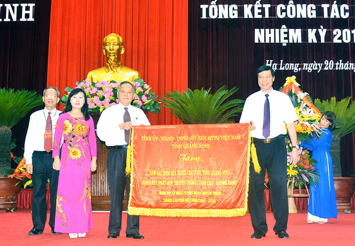 Đồng chí Nguyễn Đức Long, Phó Bí thư Tỉnh uỷ, Chủ tịch UBND tỉnh tặng bức trướng với dòng chữ “Đoàn kết phát huy truyền thống “Tuổi cao gương sáng” cho Ban đại diện Hội NCT tỉnh