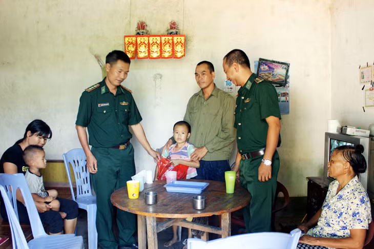 Cán bộ, chiến sĩ Đồn Biên phòng cửa khẩu Hoành Mô thăm, tặng quà em Lý Đức Quyền (thôn Đồng Cậm, xã Hoành Mô).