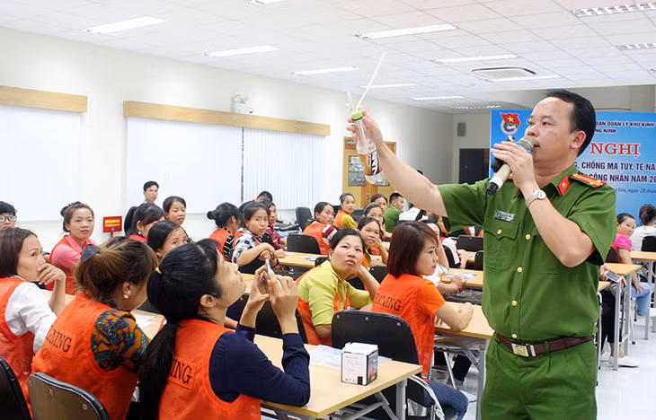 Cán bộ phòng Cảnh sát điều tra tội phạm về ma túy (Công an tỉnh) cung cấp cho thanh niên công nhân Công ty TNHH Yazaki Hải Phòng Việt Nam một số kiến thức về phòng, chống ma túy
