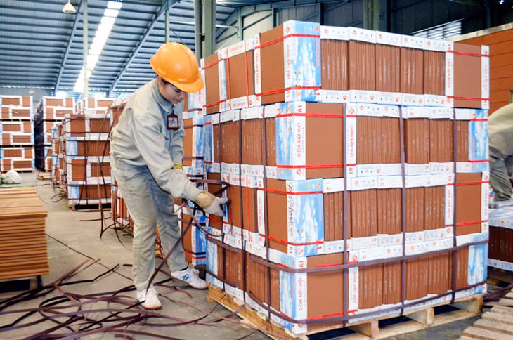 Đóng gói sản phẩm tại Công ty CP Gốm Đất Việt.