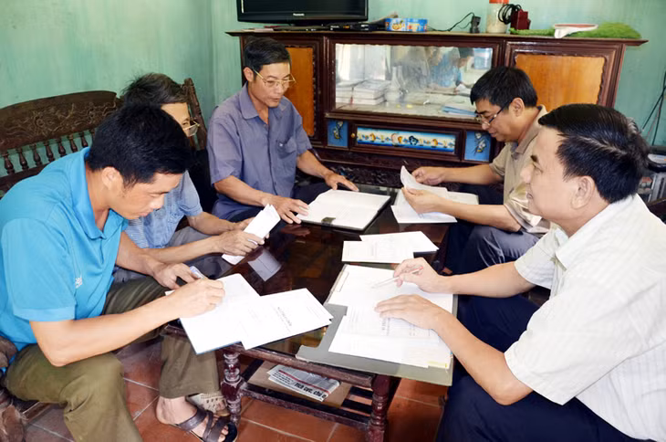 Chi bộ thôn Pha Láng, xã Thanh Lân, huyện Ba Chẽ cùng với cán bộ được phân công phụ trách chi bộ trao đổi, tổng hợp nhu cầu của các hộ nghèo trong thôn để tìm biện pháp giúp các hộ thoát nghèo. 