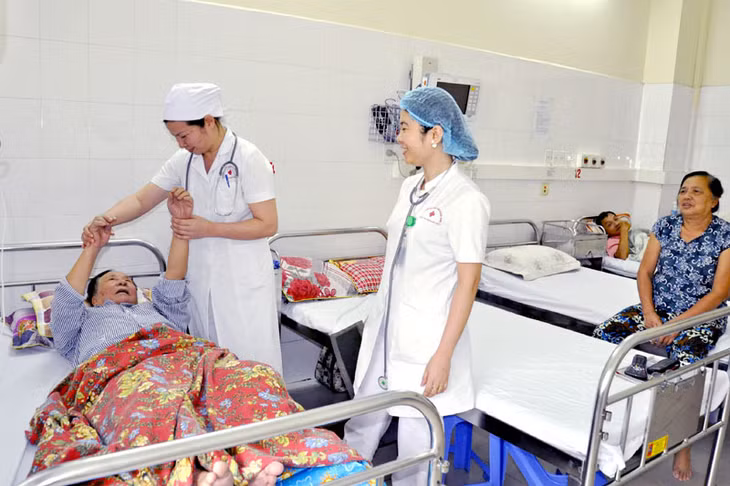 Bác sĩ Khoa Tim mạch (Bệnh viện Đa khoa tỉnh) kiểm tra khả năng vận động của bệnh nhân đột qụy đang nằm điều trị tại Khoa.