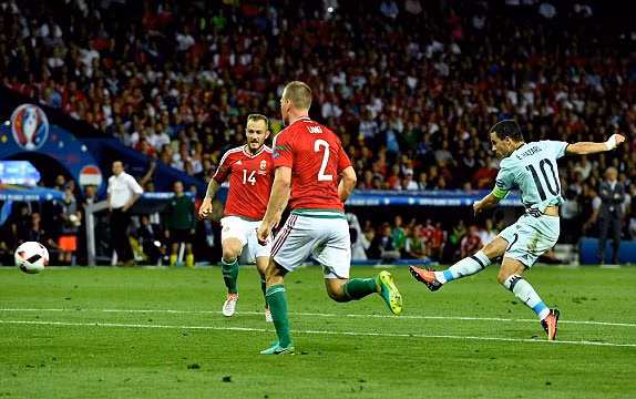 Hazard chơi xuất sắc và ghi một bàn vào lưới Hungary. Ảnh: Reuters