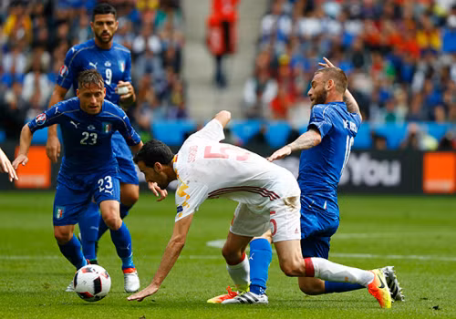 De Rossi (phải) là cỗ máy thu hồi bóng và giữ nhịp tốt nhất của Italy hiện tại. Ảnh: Reuters.