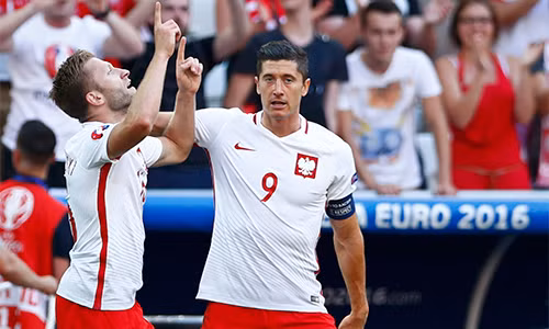 Ba Lan đi tiếp, nhưng Lewandowski chưa thật sự hài vòng khi anh khép lại vòng bảng mà chưa có bàn thắng nào. Ảnh: Reuters.