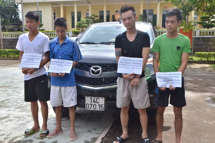 Các đối tượng trong đường dây vận chuyện trên 1,2 kg ma túy tổng hợp qua biên giới.
