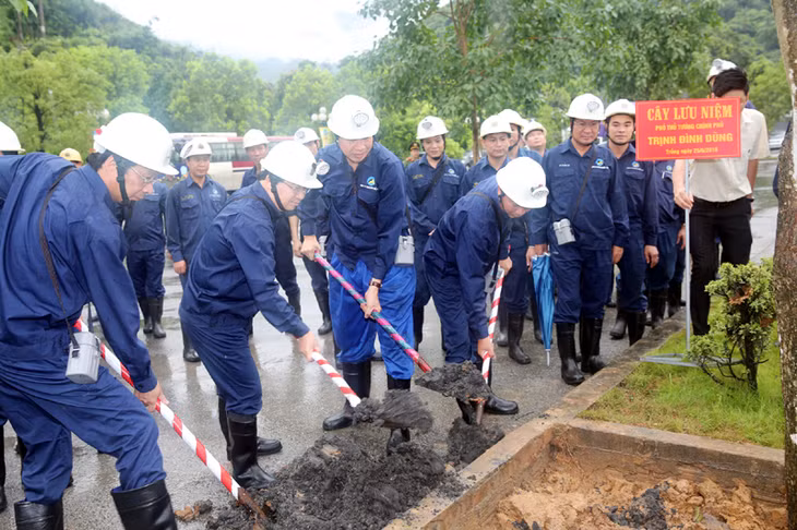 Phó Thủ tướng Trịnh Đình Dũng viết cảm tưởng sau chuyến thăm và khảo sát tình hình sản xuất tại Công ty CP than Nam Mẫu