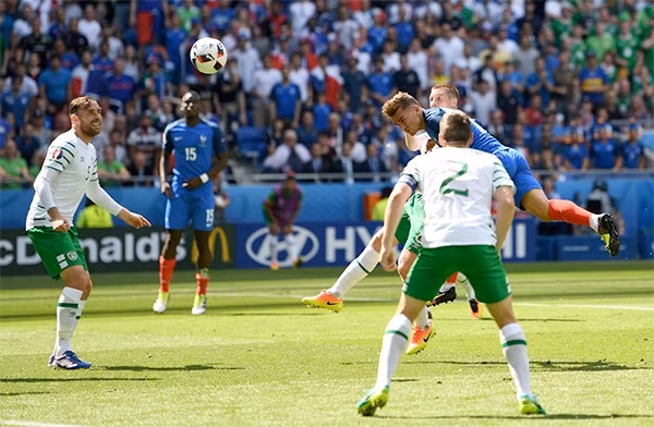 Cú đánh đầu gỡ hoà 1-1 của Griezmann mở đường sống cho Pháp, giúp đội chủ nhà Euro 2016 đi tiếp trên con đường chinh phục ngôi báu. Ảnh: Reuters.