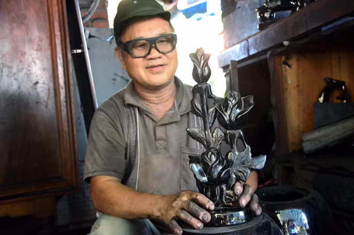 Than đá “nở hoa” thành những tác phẩm tinh xảo, đẹp mắt.